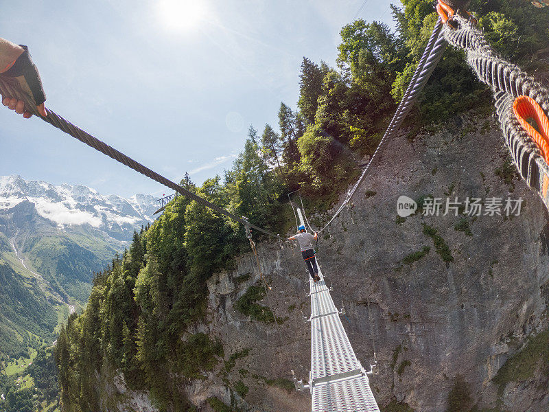 两人在Via Ferrata登山，夏日活动概念